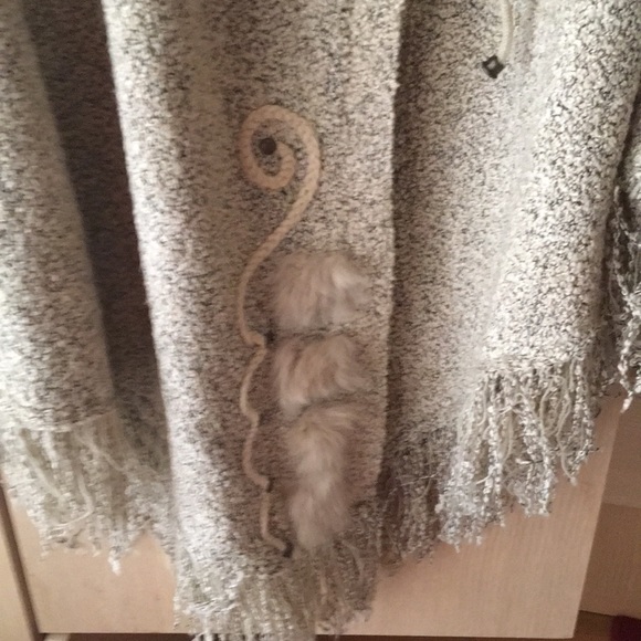 Poncho - Picture 3 of 8